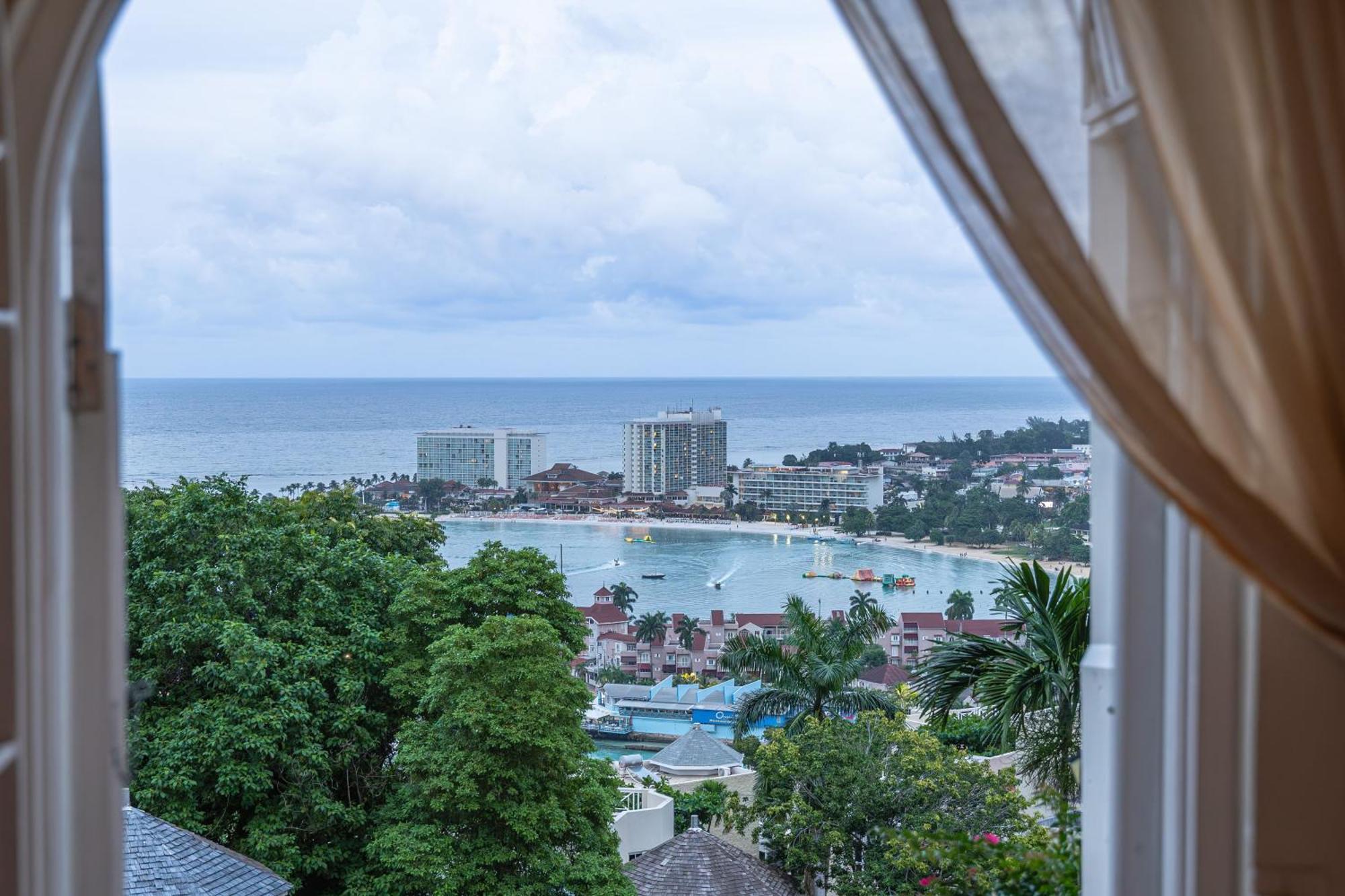 Hummingbird Retreat - Luxury Oceanview Apt, 7-Minute Walk To Beach Ocho Rios Eksteriør bilde